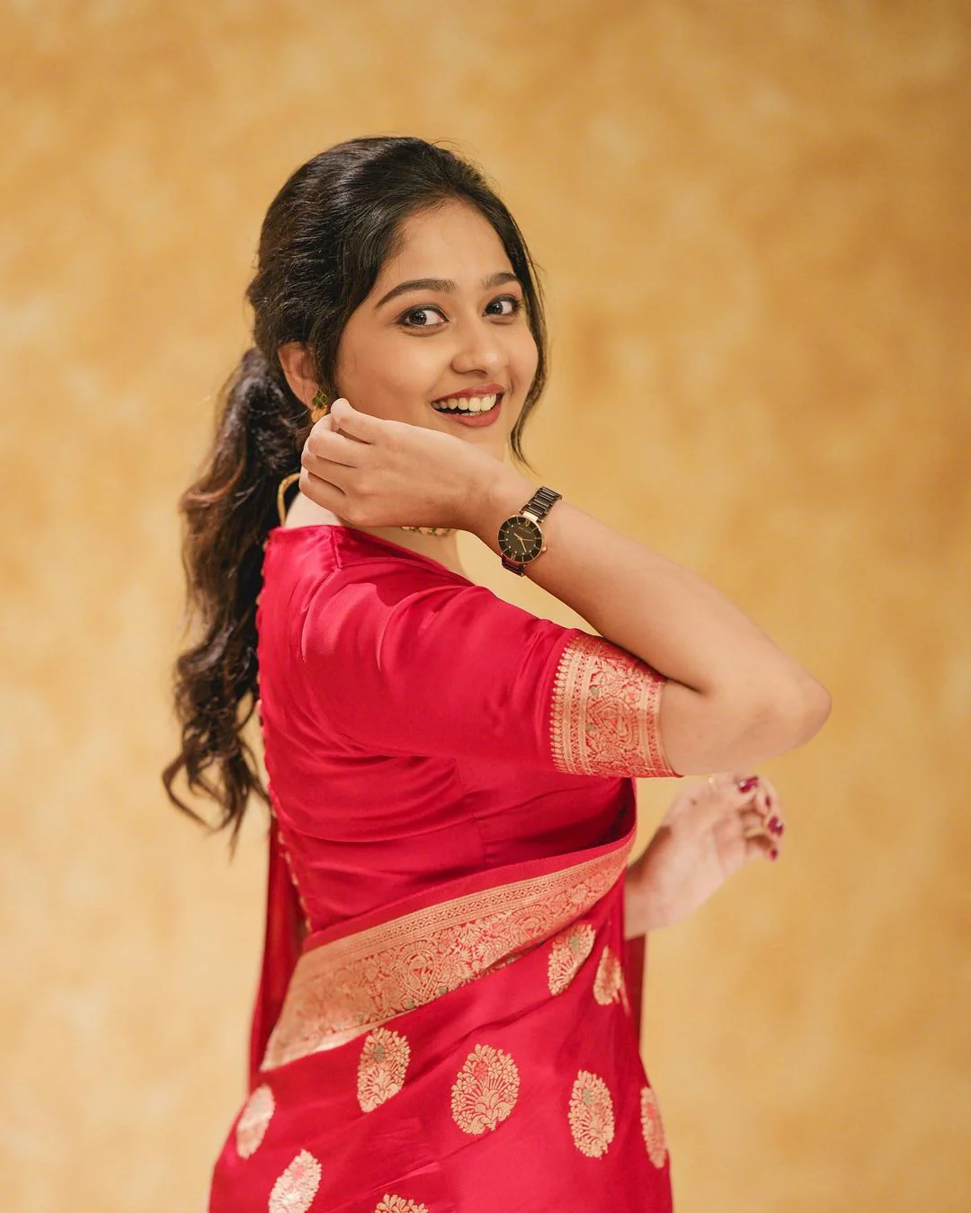 A glam Red Soft Silk Saree With Classic Blouse Piece - Image 3