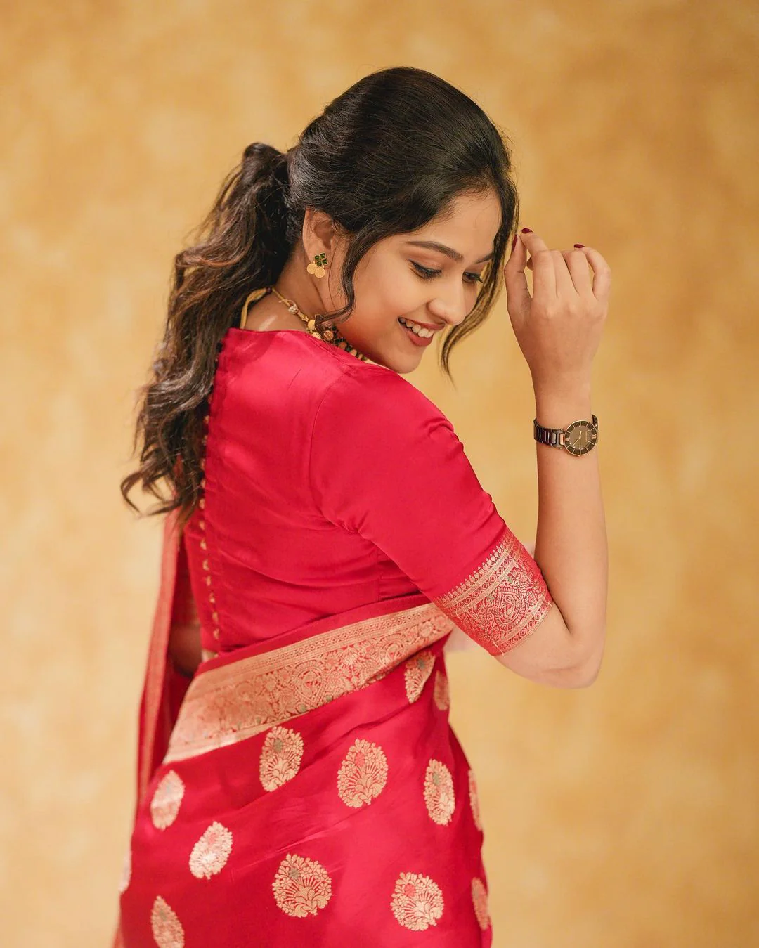 A glam Red Soft Silk Saree With Classic Blouse Piece - Image 6
