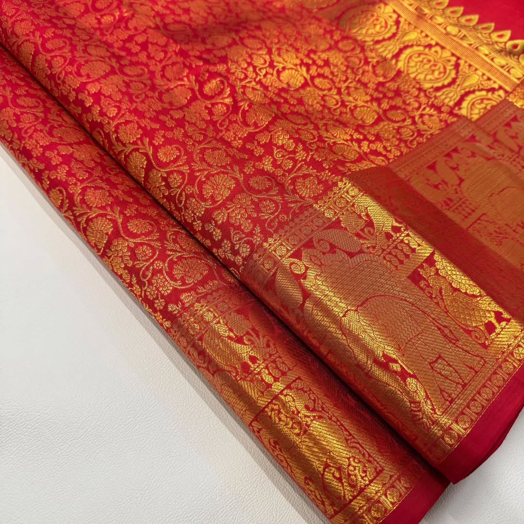 Admirable Red Soft Banarasi Silk Saree With Majestic Blouse Piece - Image 3