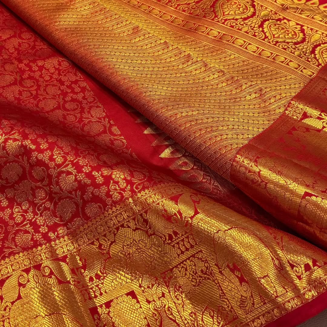 Admirable Red Soft Banarasi Silk Saree With Majestic Blouse Piece - Image 6