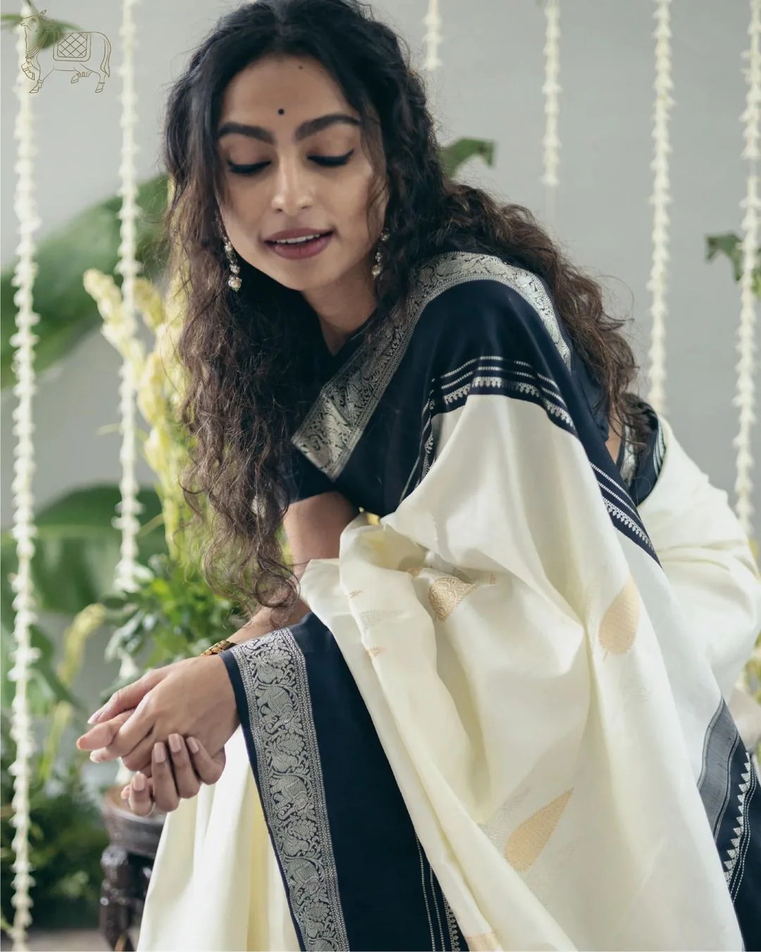 Adorable Off White Soft Silk Saree With Flameboyant Blouse Piece - Image 5