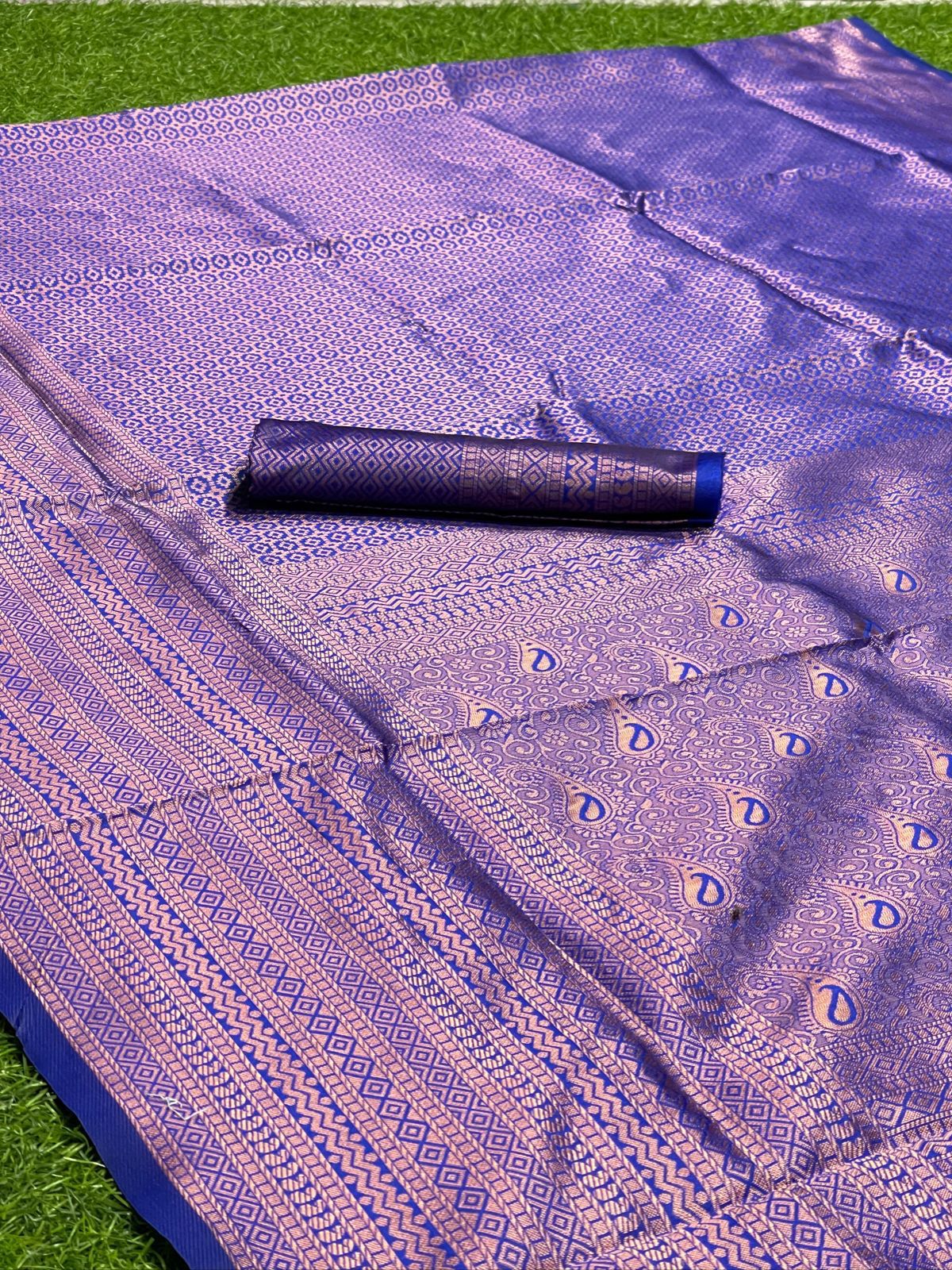 Adoring Blue Soft Silk Saree With Tempting Blouse Piece - Image 7