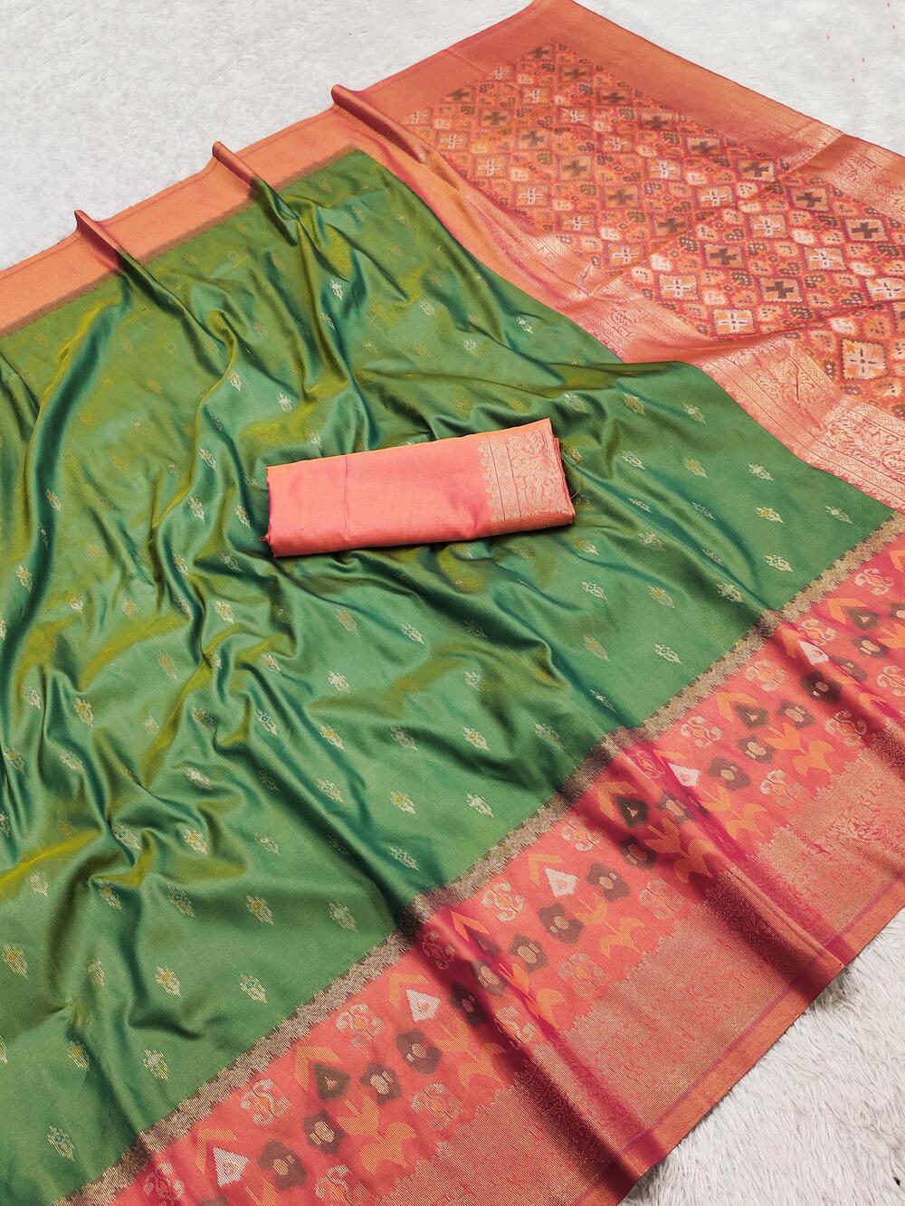 Adorning Green Pure Zari Weaving Banarasi Silk Saree With Enamoring Blouse Piece