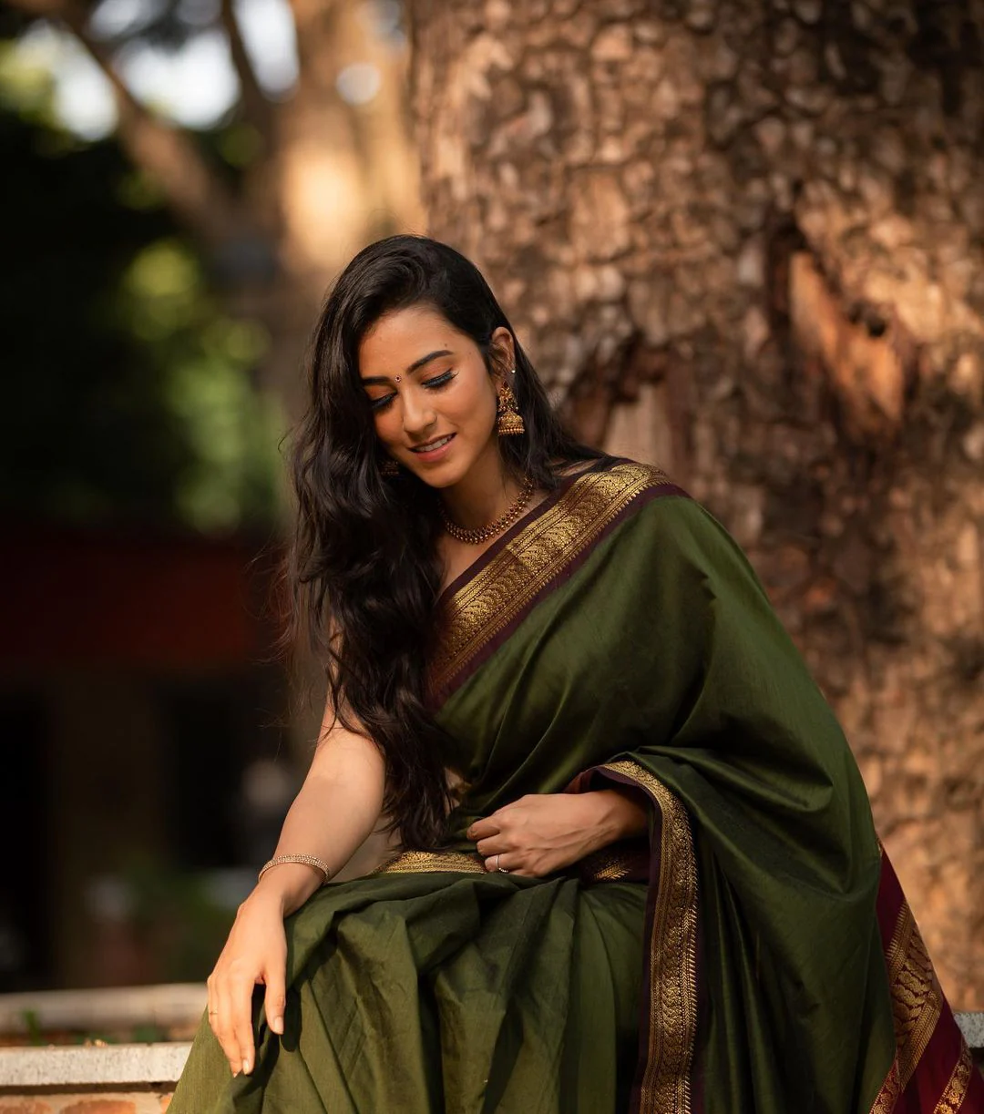 Adorning Green Soft Banarasi Silk Saree With Beauteous Blouse Piece - Image 4