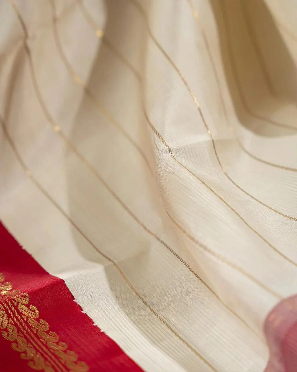 Adorning Off White Soft Silk Saree With Captivating Blouse Piece - Image 6