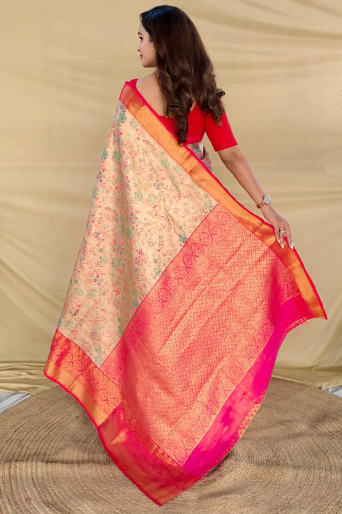 Amazing Beige Kanjivaram Silk Saree With Tantalizing Blouse Piece - Image 5