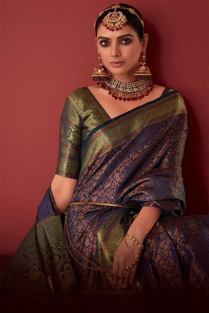 Amazing Navy Blue Kanjivaram Silk Saree With Mesmerising Blouse Piece - Image 3