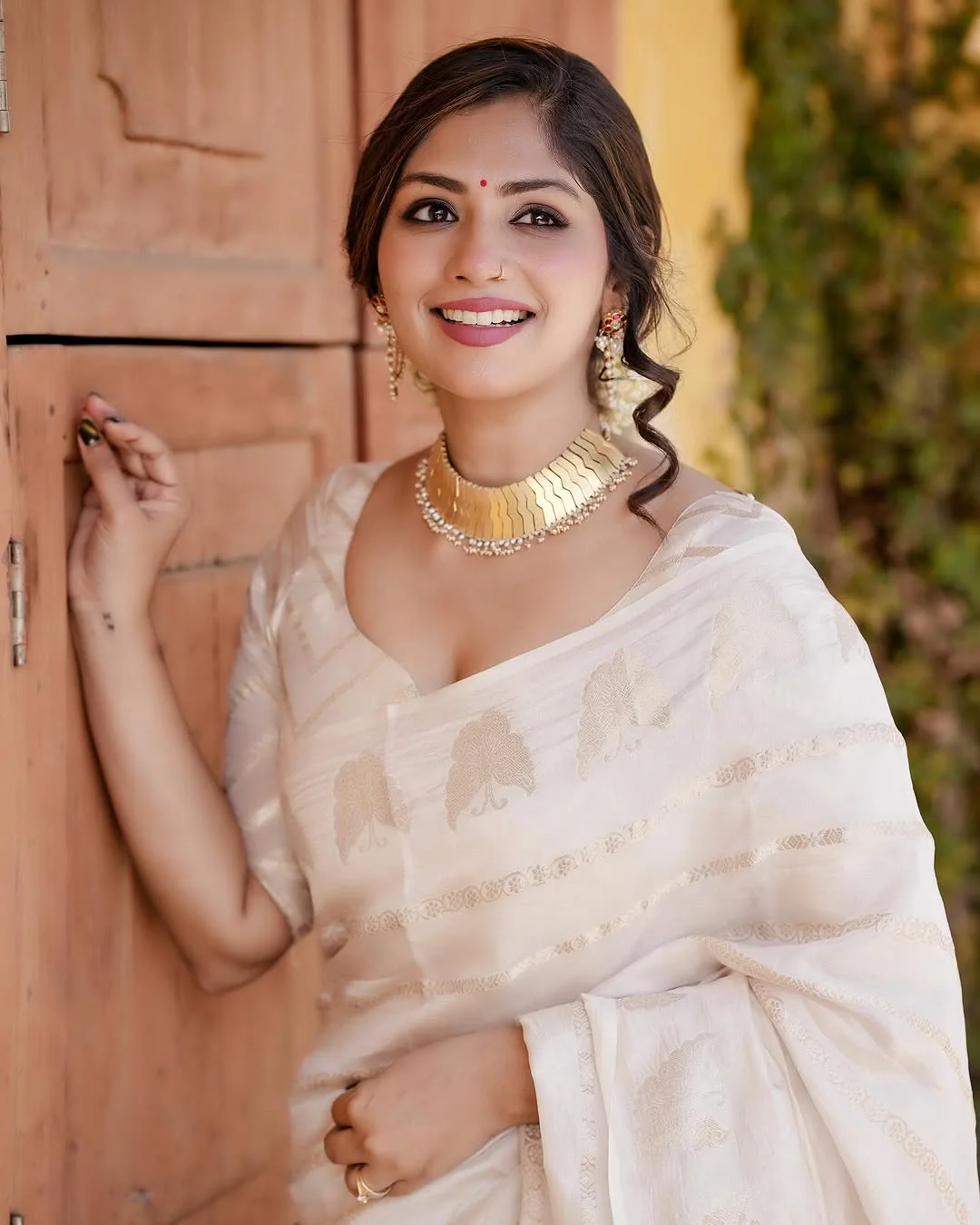Amazing Off White Soft Silk Saree With Marvellous Blouse Piece - Image 2