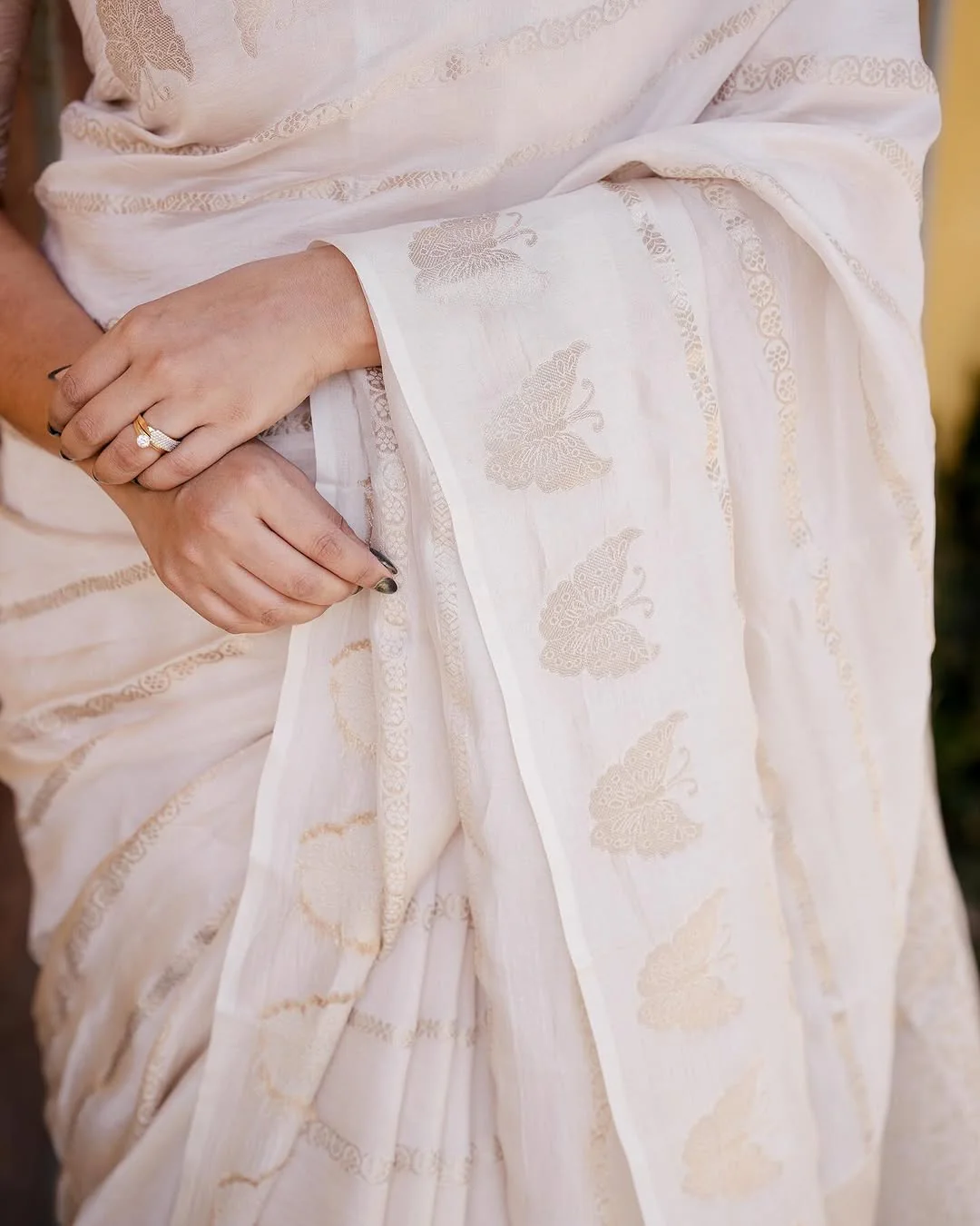 Amazing Off White Soft Silk Saree With Marvellous Blouse Piece - Image 4