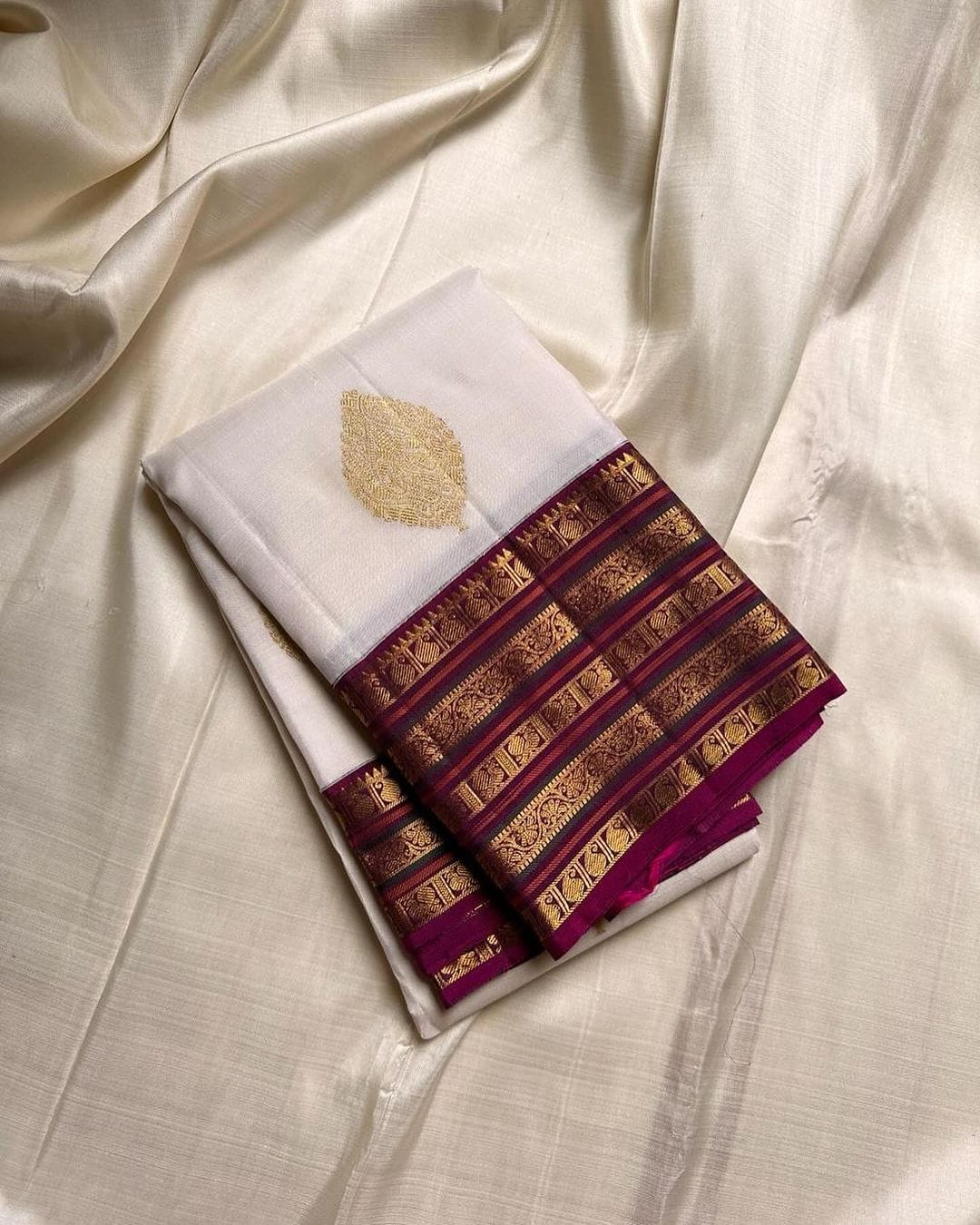 Amazing Off White Soft Silk Saree With Phenomenal Blouse Piece - Image 4