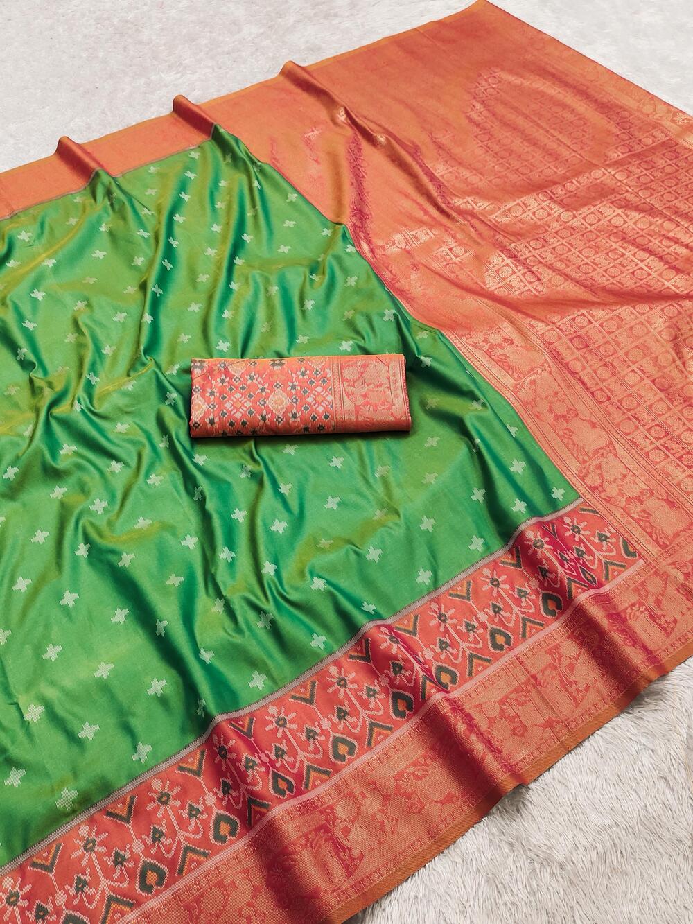 Amiable Green Pure Zari Weaving Banarasi Silk Saree With Sempiternal Blouse Piece