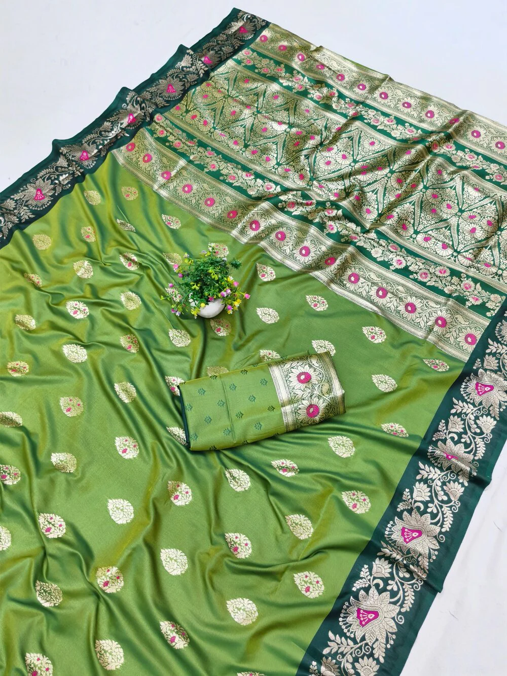 Angelic Green Pure Zari Weaving Banarasi Silk Saree With Surpassing Blouse Piece - Image 2