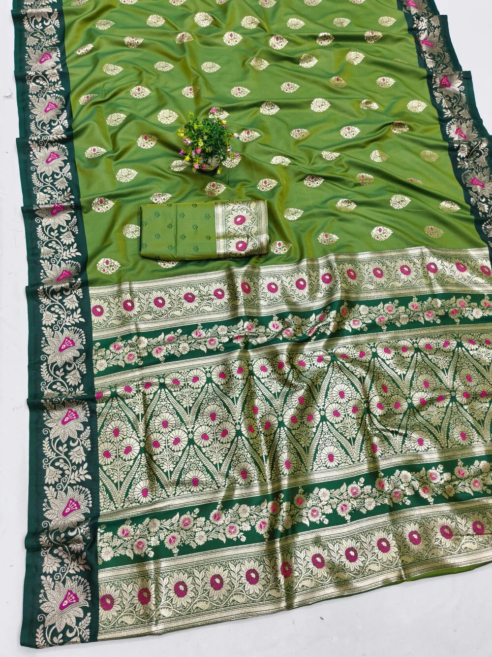 Angelic Green Pure Zari Weaving Banarasi Silk Saree With Surpassing Blouse Piece - Image 3