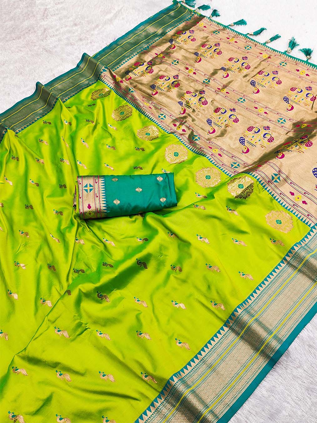 Appealing Parrot Paithani Silk Saree With Ravishing Blouse Piece - Image 5