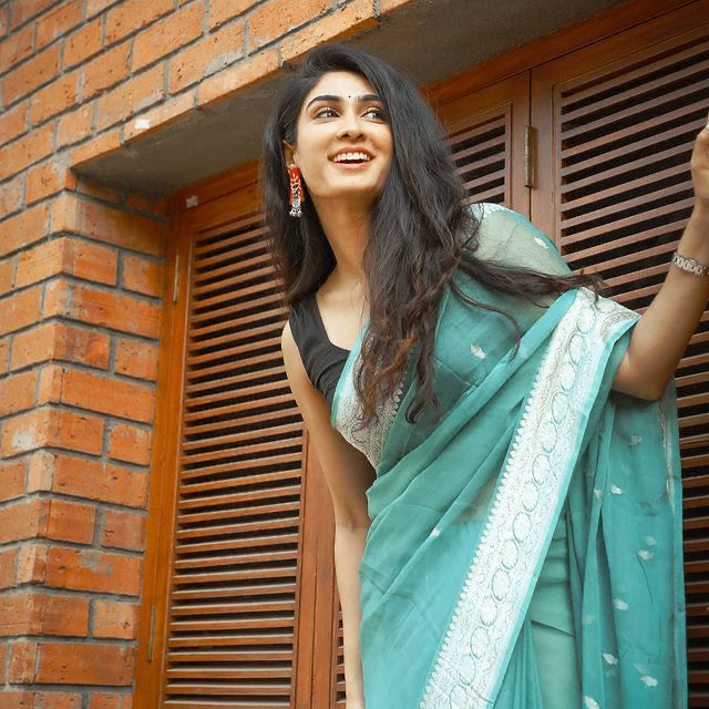 Arresting Firozi Soft Silk Saree With Brood Blouse Piece - Image 4