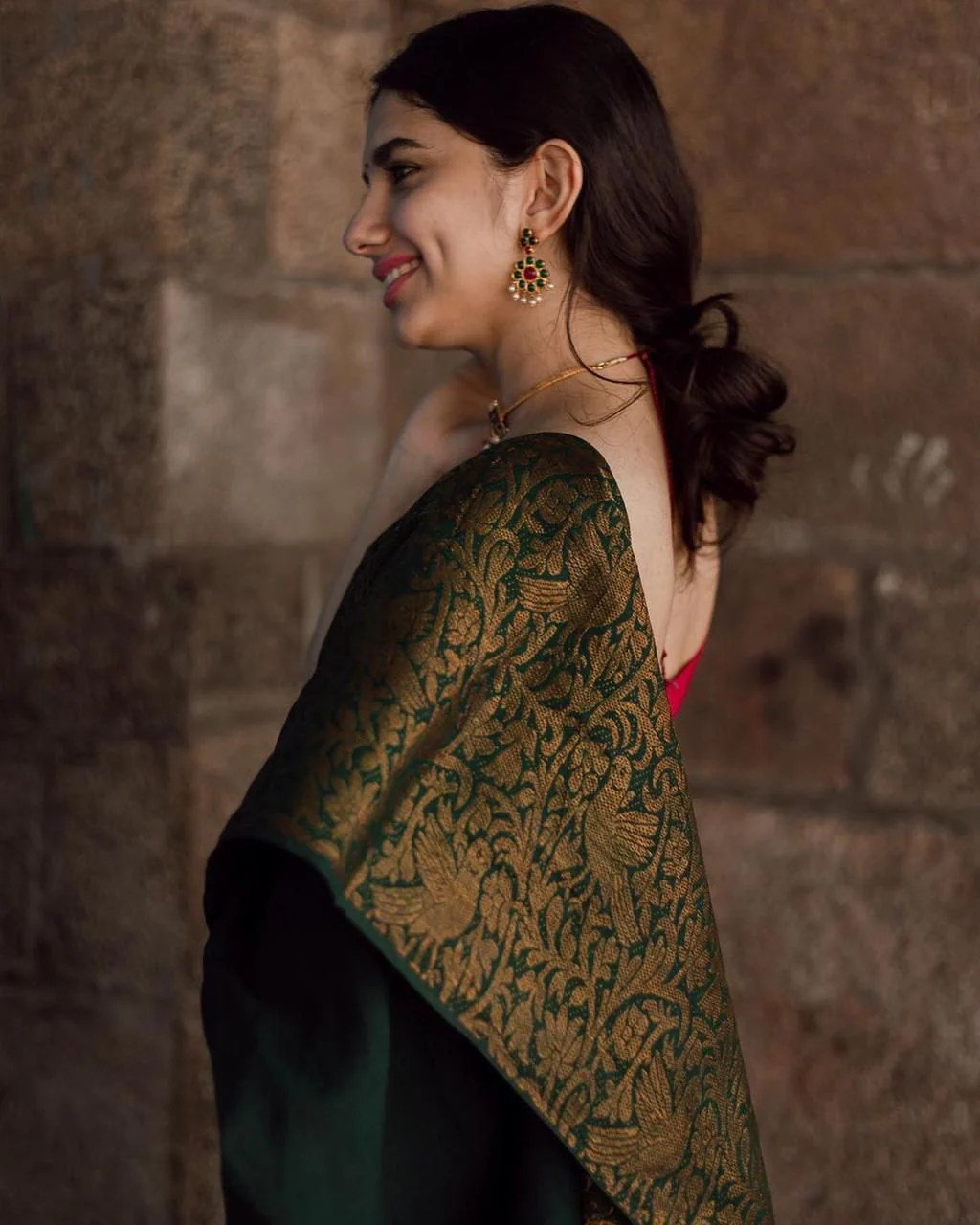 Arresting Green Soft Silk Saree With Groovy Blouse Piece - Image 3