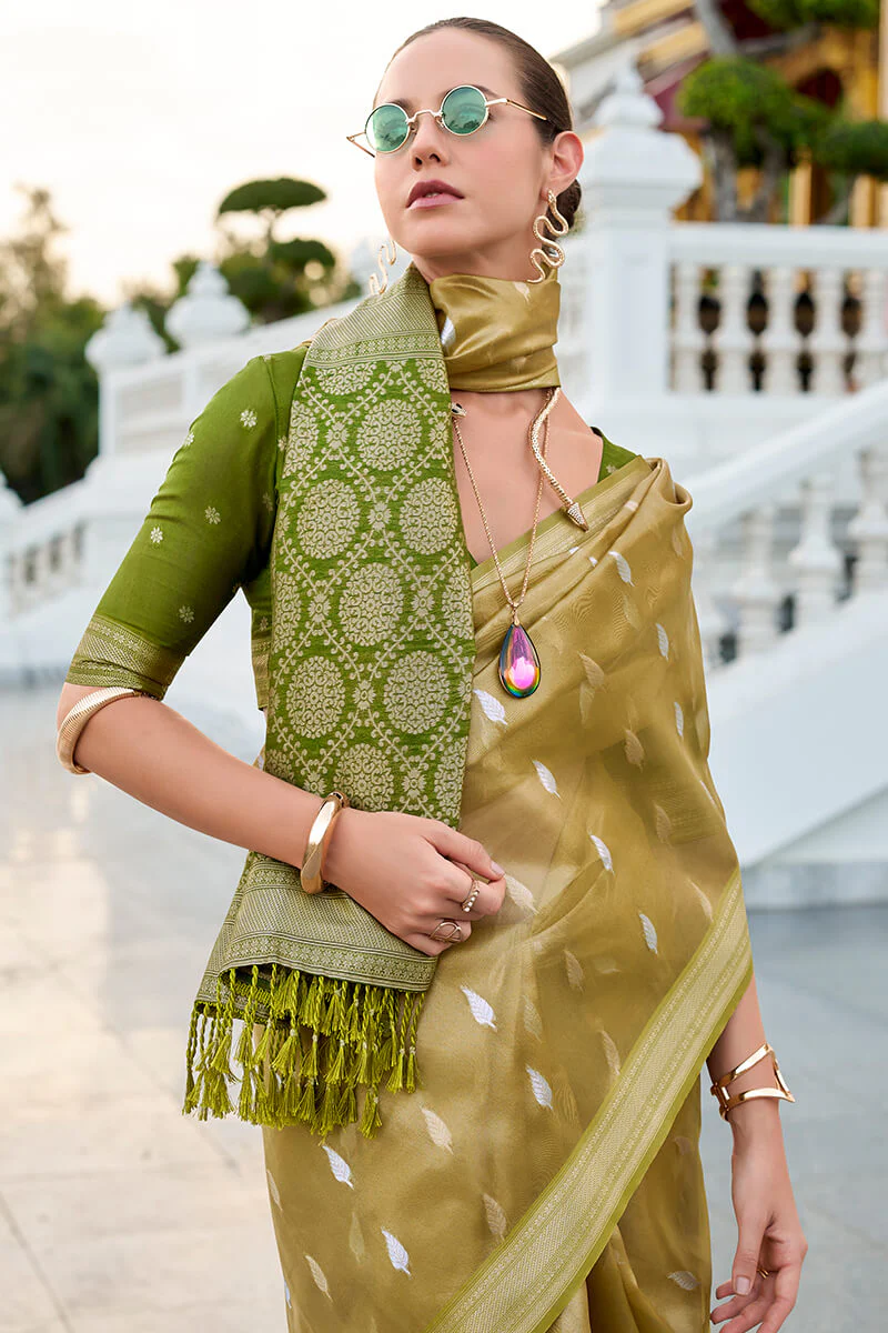 Arresting Green Soft Banarasi Silk Saree With Prettiest Blouse Piece - Image 4