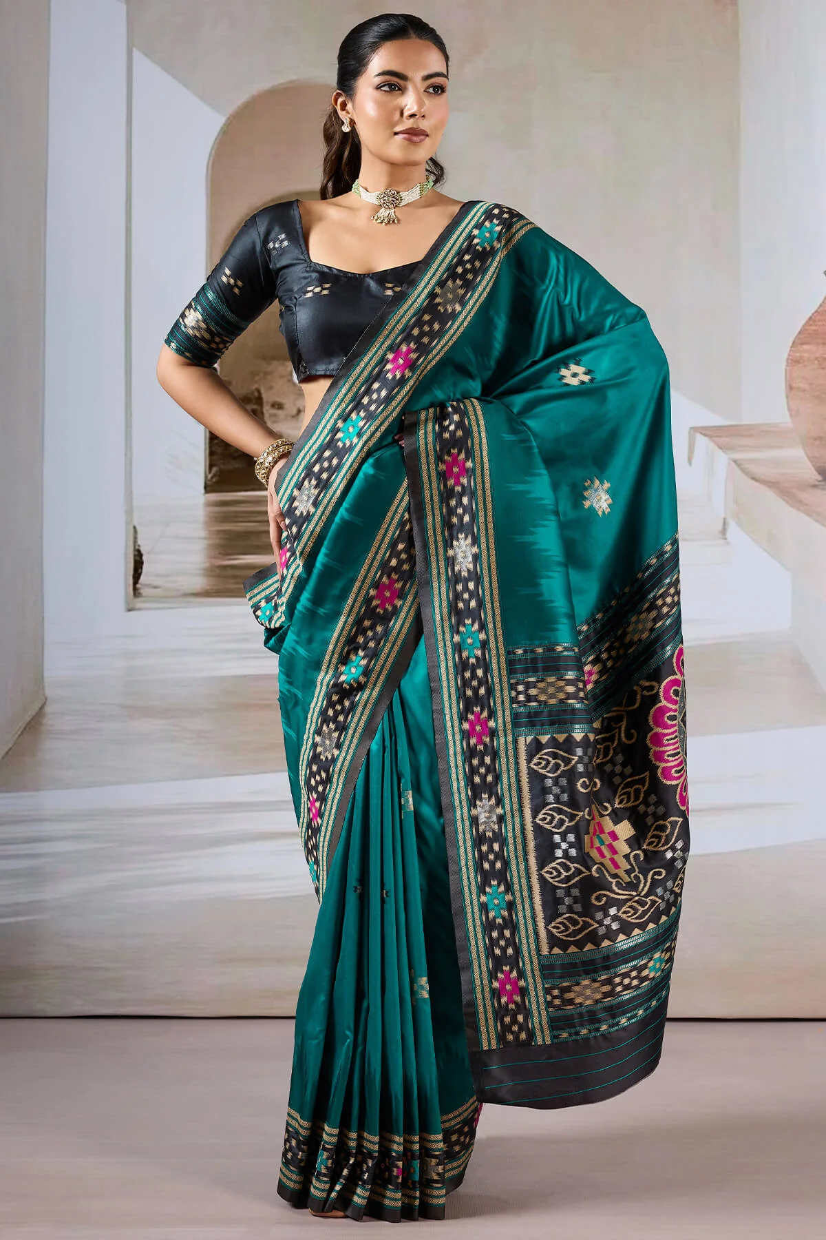 Artistic Rama Patola Silk Saree with Refreshing Blouse Piece - Image 5