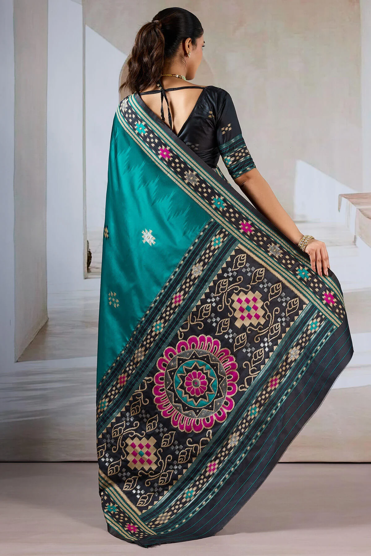 Artistic Rama Patola Silk Saree with Refreshing Blouse Piece - Image 6