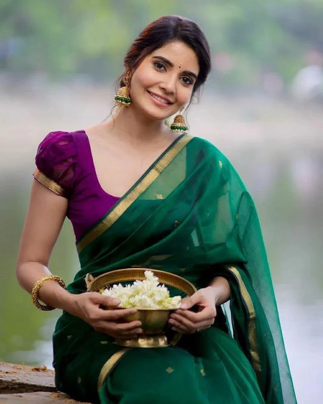 Attractive Green Cotton Silk Saree With Flaunt Blouse Piece - Image 2