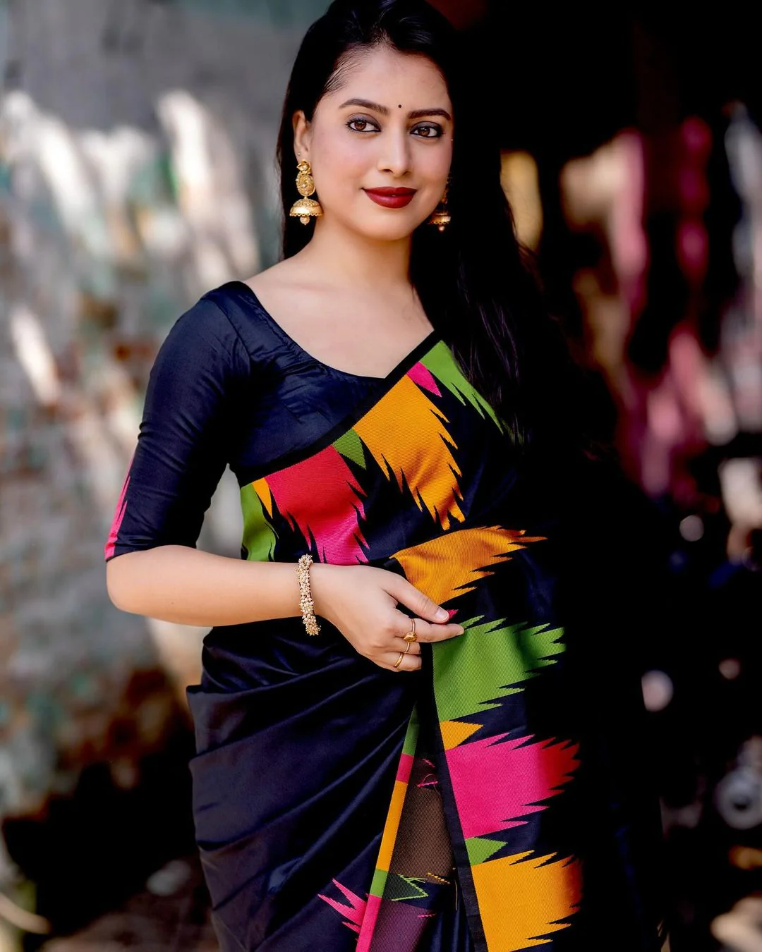 Beauteous Black Soft Silk Saree With Entrancing Blouse Piece - Image 2