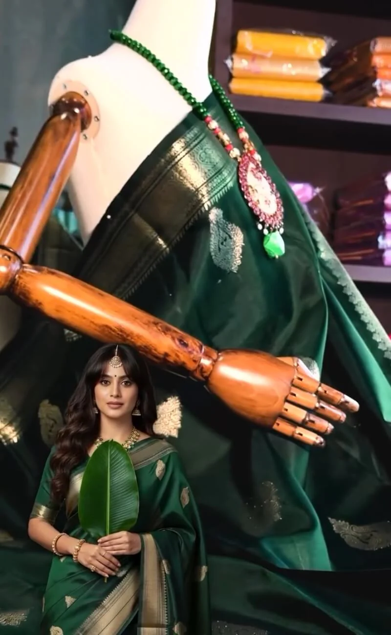 Beauteous Dark Green Soft Banarasi Silk Saree With Gleaming Blouse Piece - Image 5