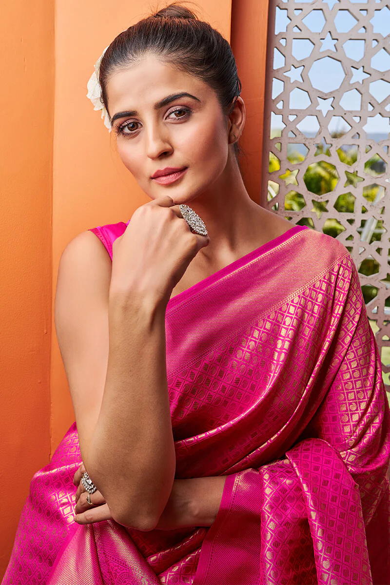Beautiful Dark Pink Kanjivaram Silk Saree With Captivating Blouse Piece - Image 6