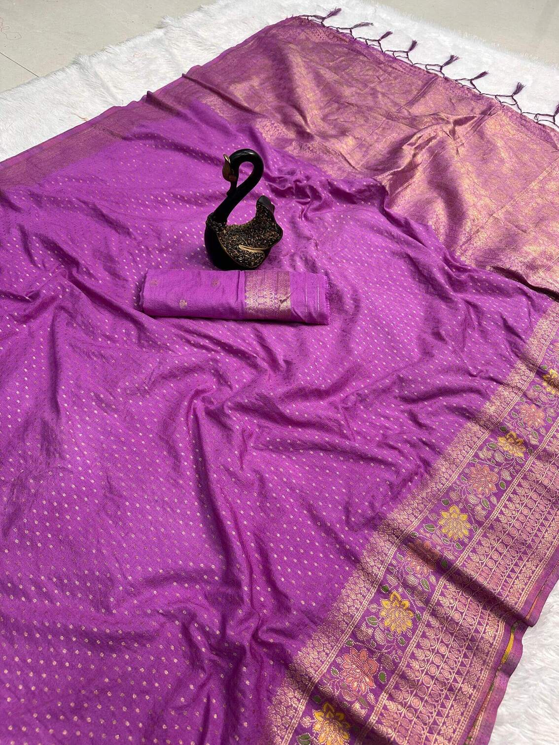 Beautiful Lavender Soft Banarasi Silk Saree With Snazzy Blouse Piece - Image 2