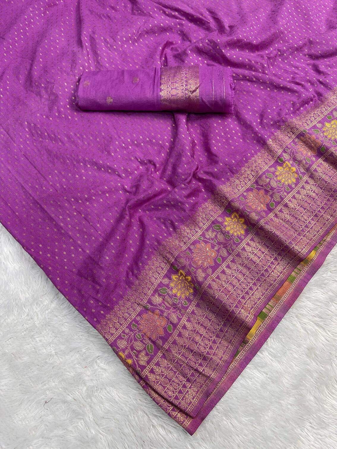 Beautiful Lavender Soft Banarasi Silk Saree With Snazzy Blouse Piece - Image 4