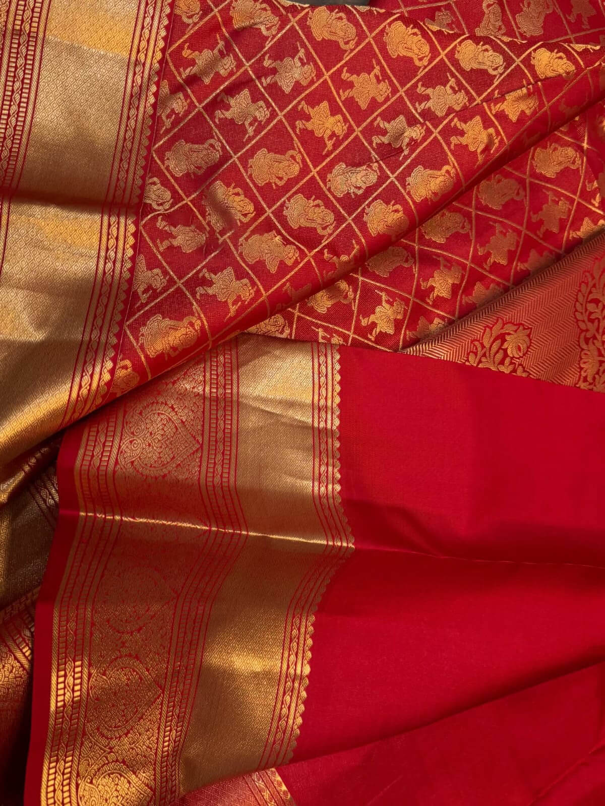 Beguiling Red Pure Zari Weaving Banarasi Silk Saree With Verdant Blouse Piece - Image 3