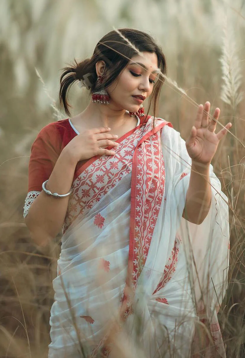 Beleaguer White Cotton Silk Saree With Moiety Blouse Piece - Image 3