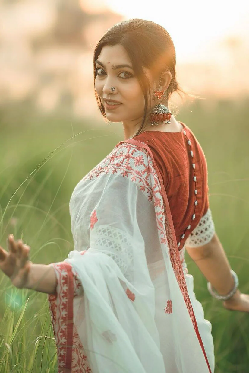 Beleaguer White Cotton Silk Saree With Moiety Blouse Piece - Image 4