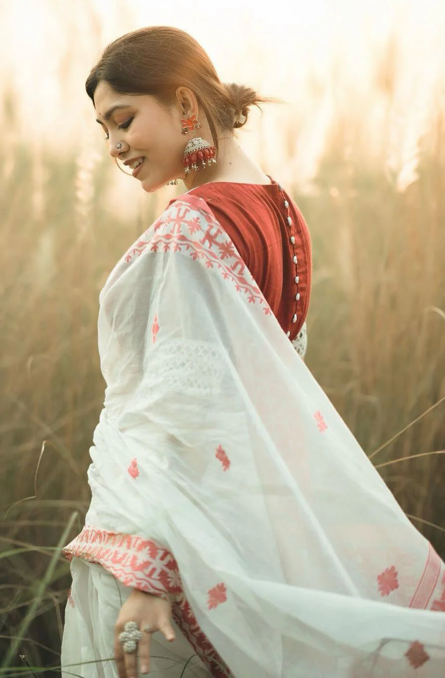 Beleaguer White Cotton Silk Saree With Moiety Blouse Piece - Image 5
