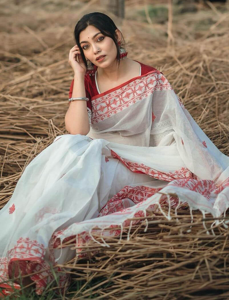 Beleaguer White Cotton Silk Saree With Moiety Blouse Piece - Image 6