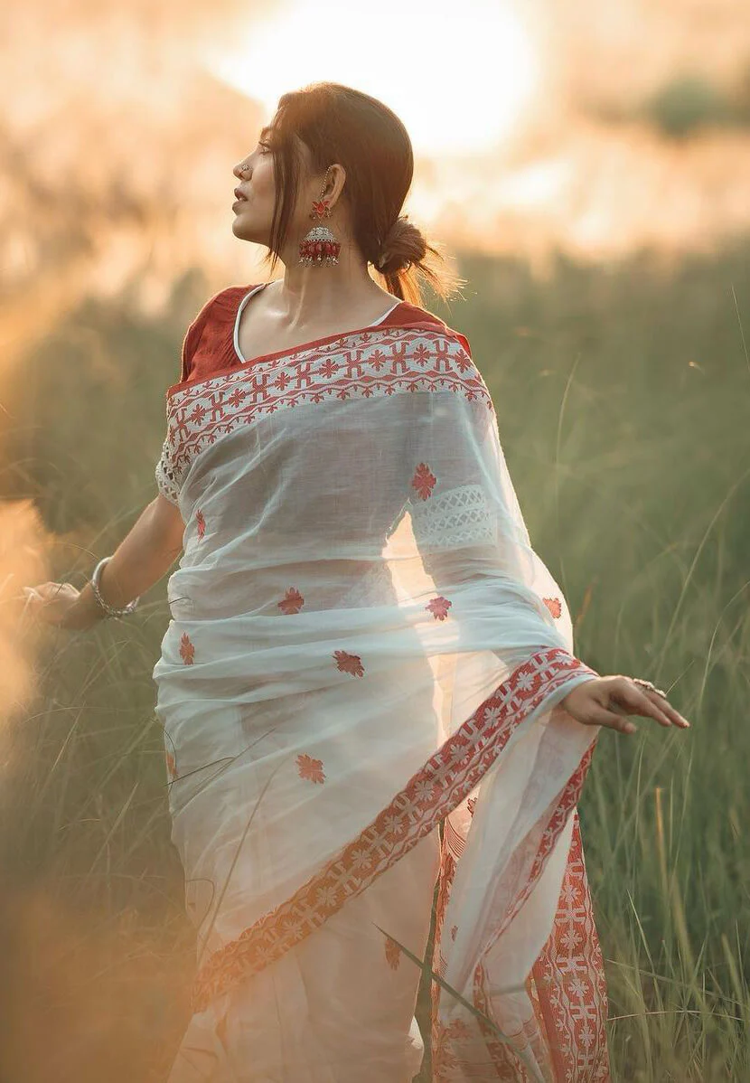 Beleaguer White Cotton Silk Saree With Moiety Blouse Piece - Image 8