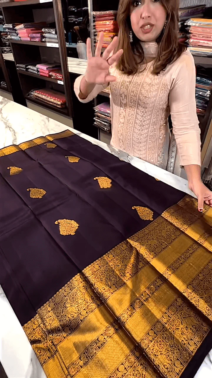 Blissful Purple Soft Banarasi Silk Saree With Efflorescence Blouse Piece - Image 5
