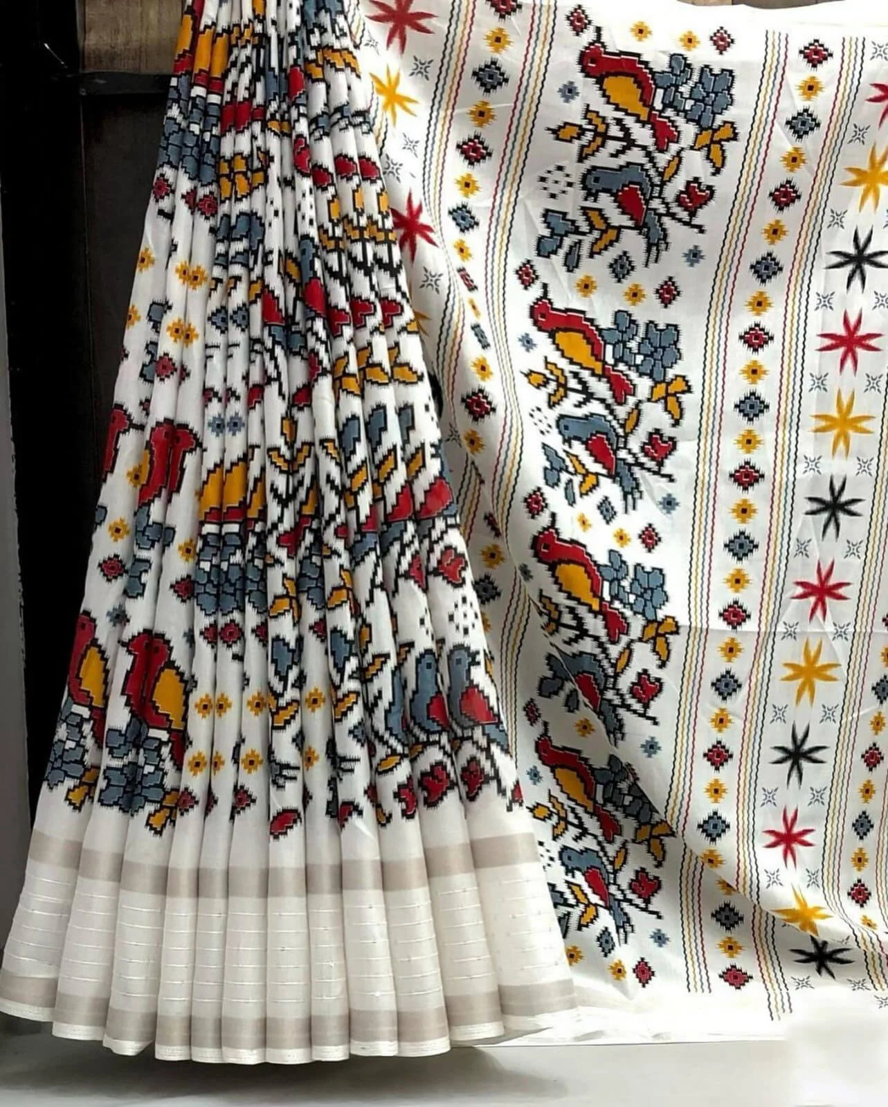 Blissful White Digital Printed Dola Silk Saree With Admirable Blouse Piece - Image 4