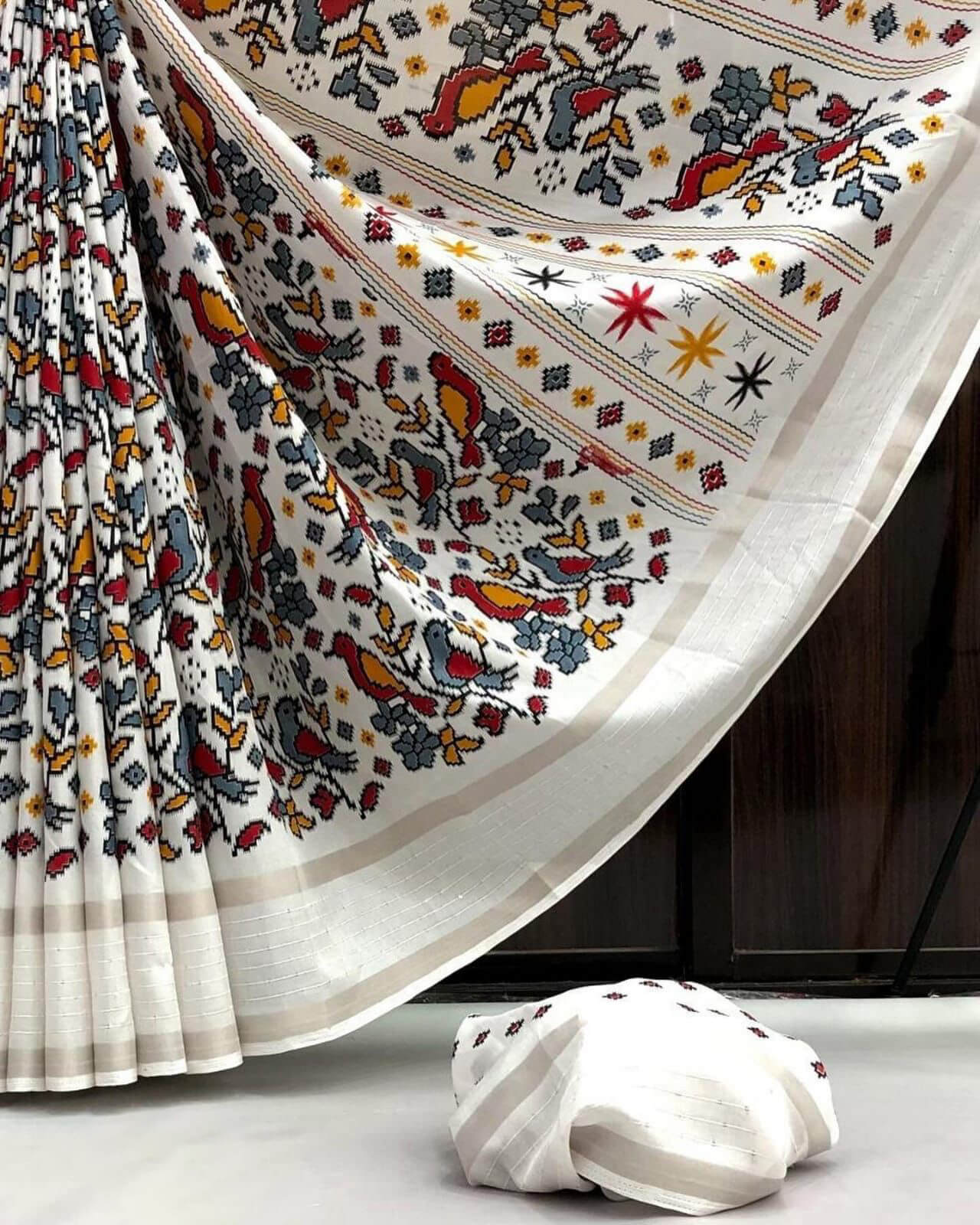Blissful White Digital Printed Dola Silk Saree With Admirable Blouse Piece - Image 5