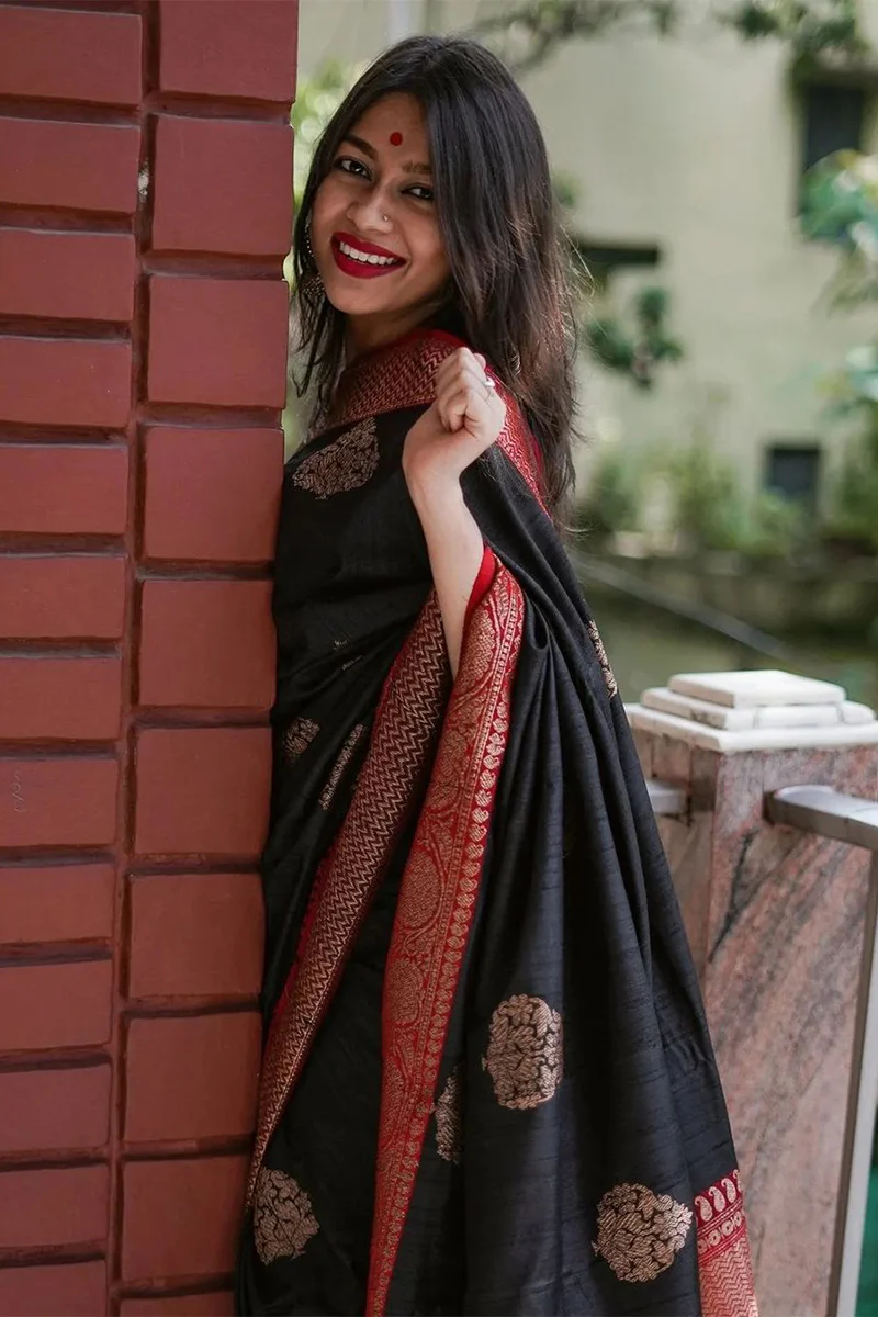 Blooming Black Soft Silk Saree With Impressive Blouse Piece - Image 6