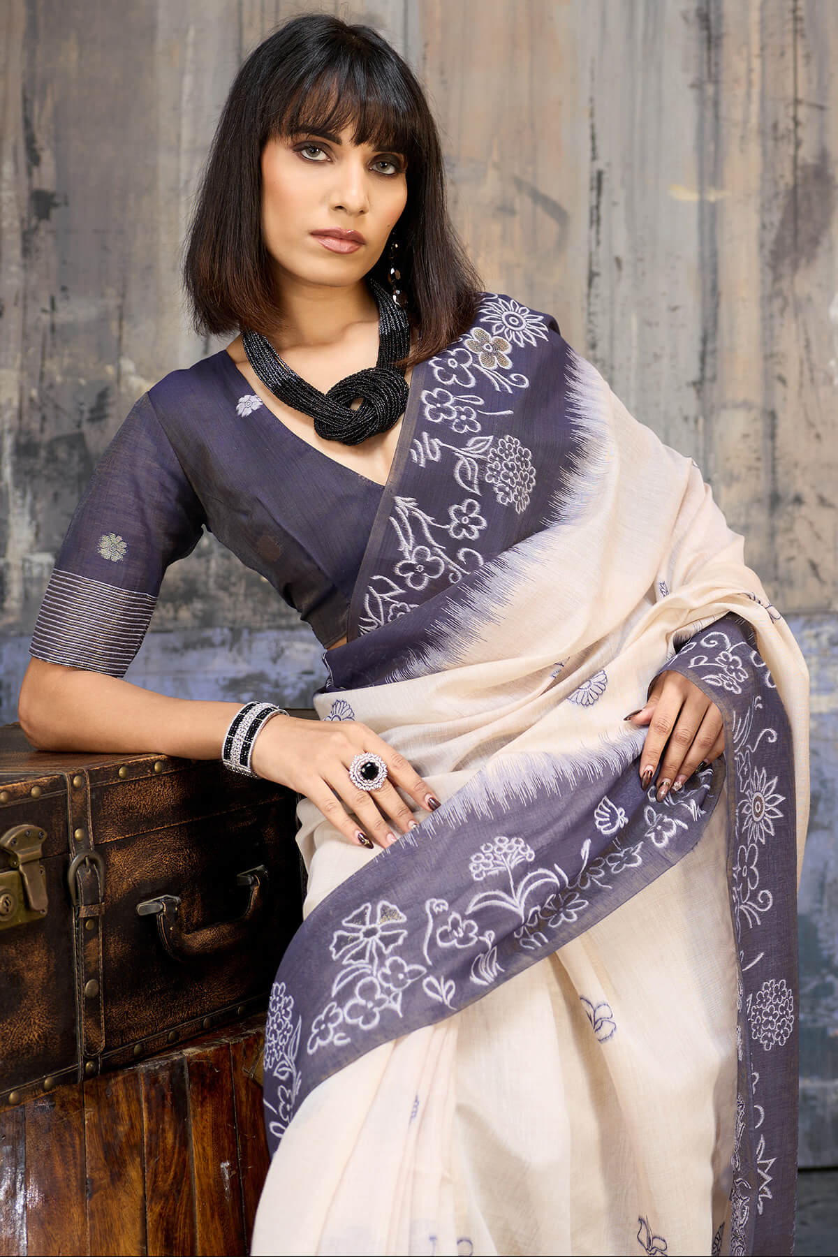 Capricious Beige and Grey Pure Munga Cotton Saree With Beguiling Blouse Piece - Image 5