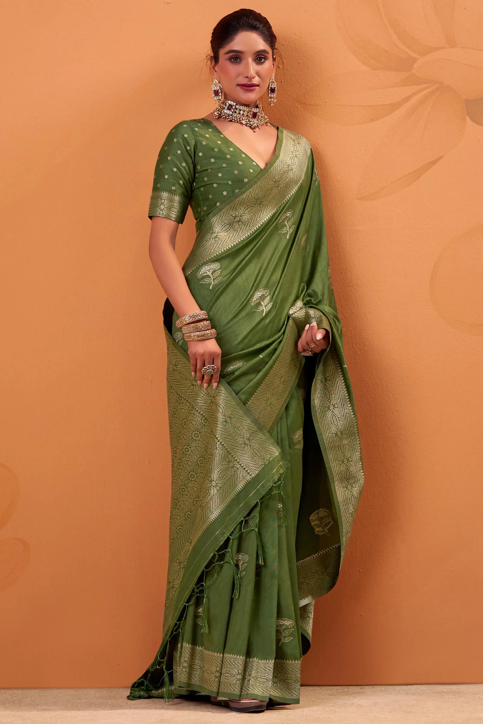 Capricious Dark Green Banarasi Tussar Silk Saree With Engrossing Blouse Piece - Image 3