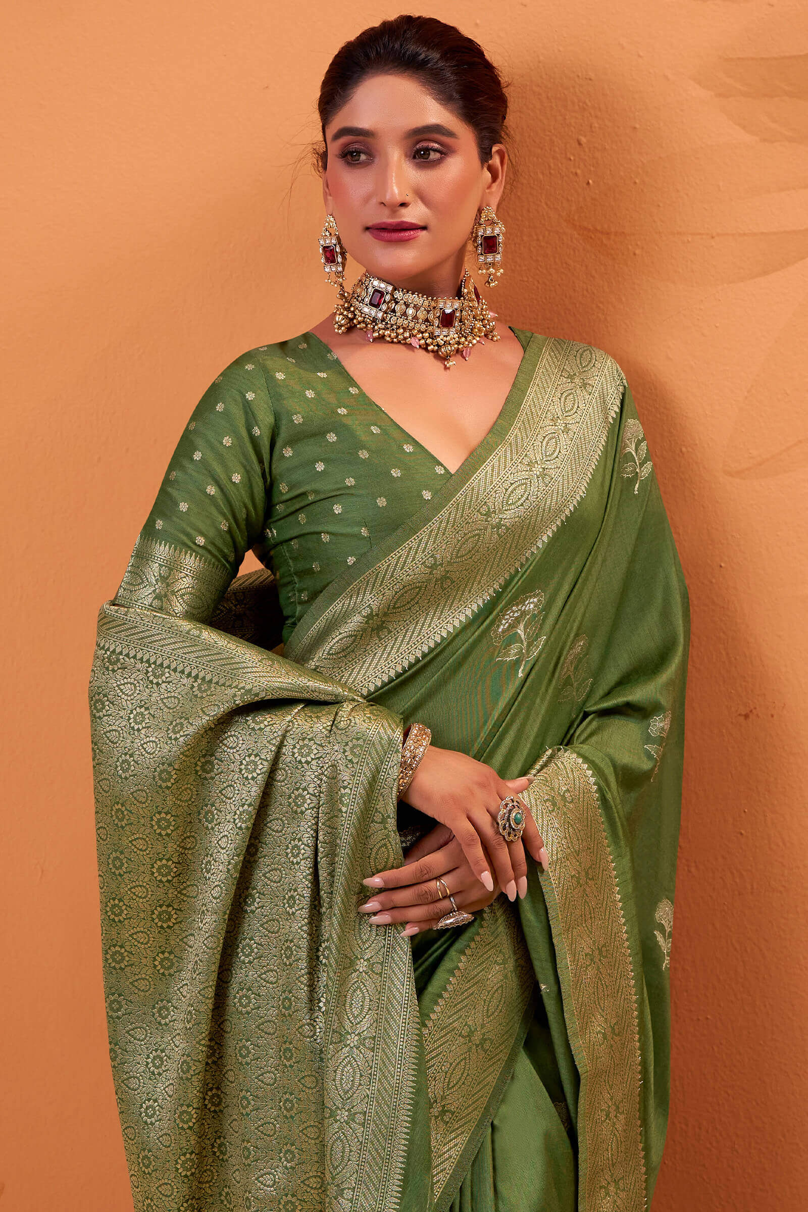 Capricious Dark Green Banarasi Tussar Silk Saree With Engrossing Blouse Piece - Image 4