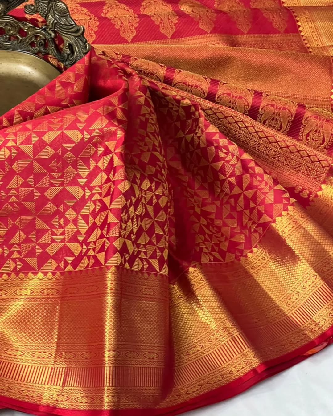 Captivating Red Soft Banarasi Silk Saree With Prodigal Blouse Piece - Image 3