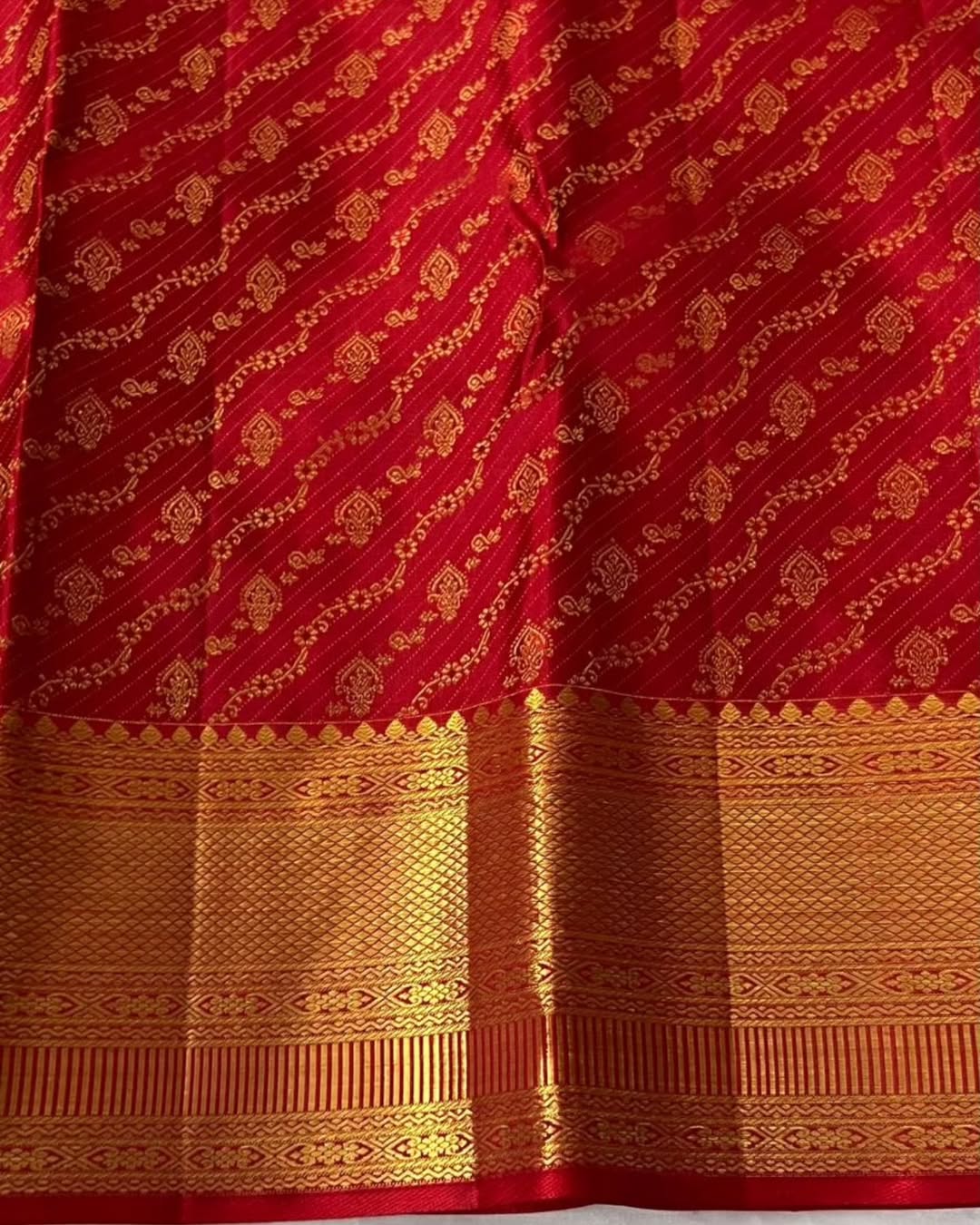 Captivating Red Soft Banarasi Silk Saree With Prodigal Blouse Piece - Image 6