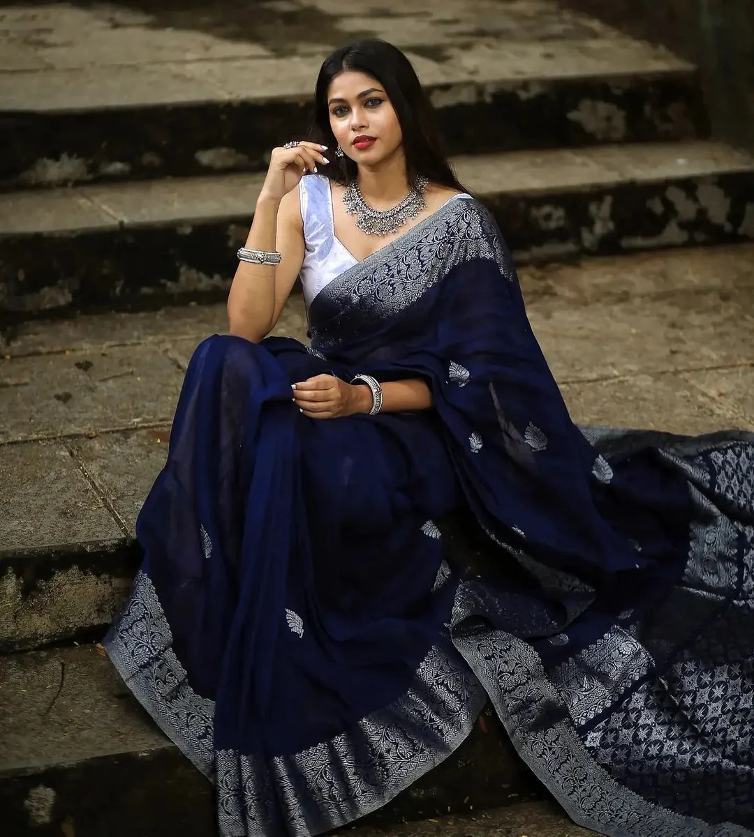 Charming Navy Blue Soft Banarasi  Silk Saree With Glowing Blouse Piece - Image 3