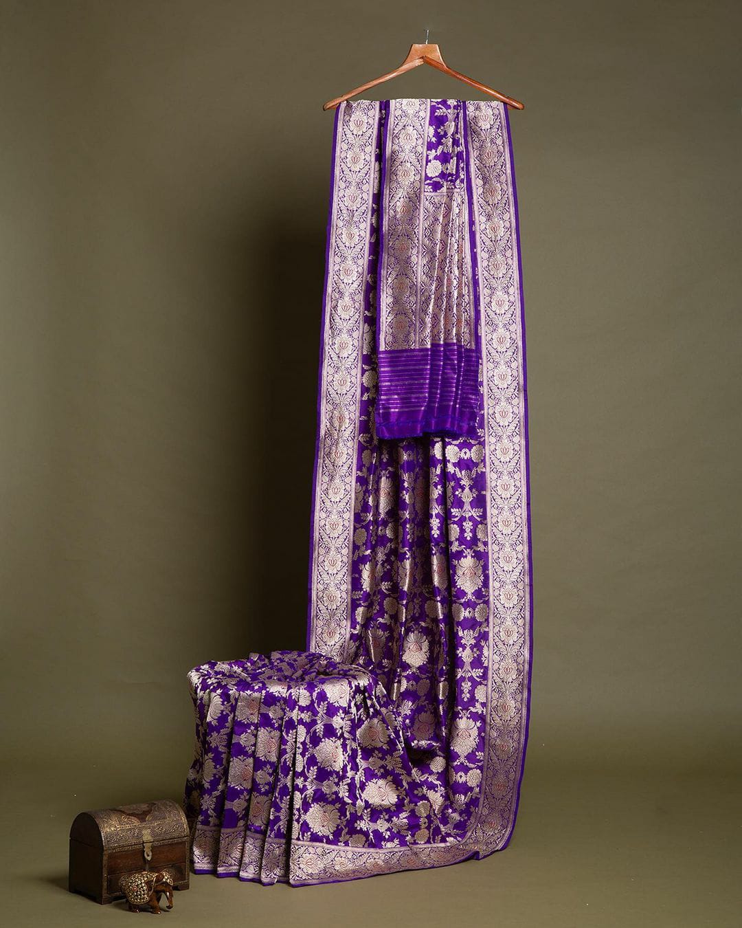 Charming Purple Soft Banarasi Silk Saree With Pretty Blouse Piece - Image 4