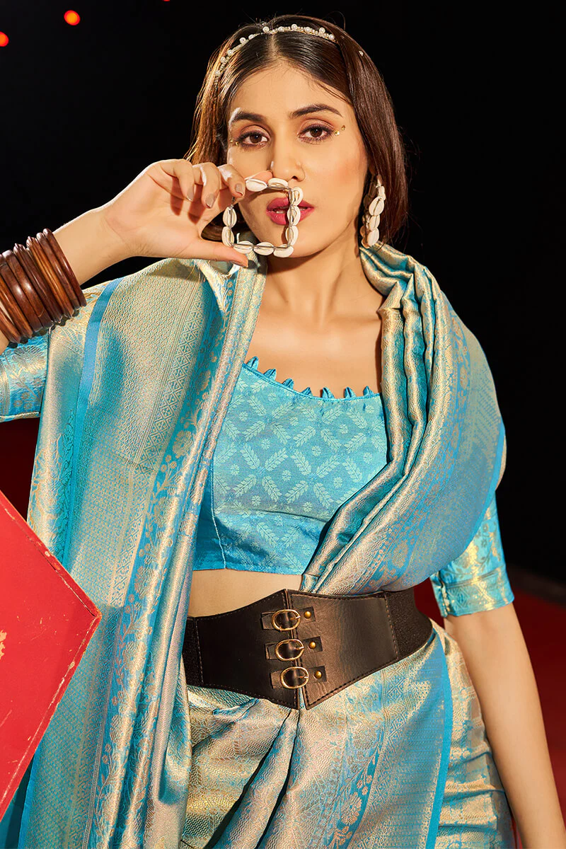 Chatoyant Firozi Kanjivaram Silk Saree With Admirable Blouse Piece - Image 2