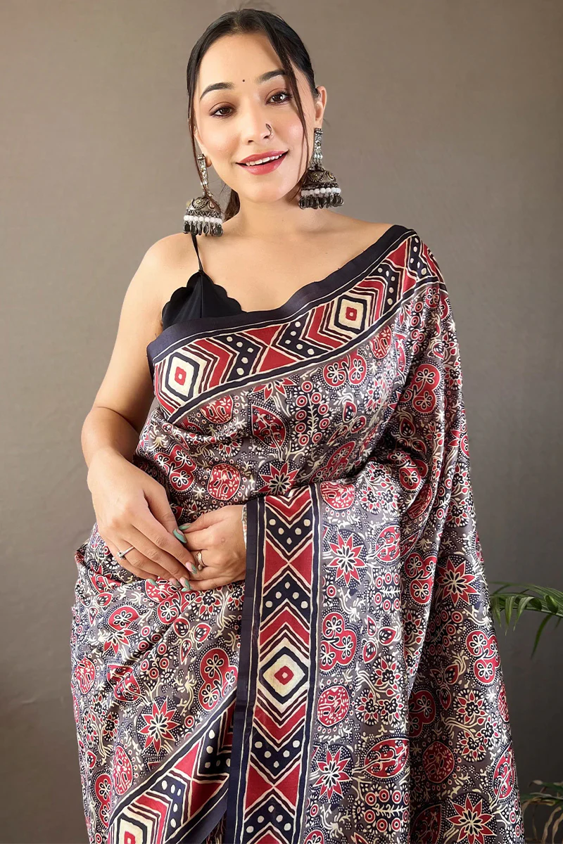 Chatoyant Grey Digital Printed Soft Silk Saree With Dissemble Blouse Piece - Image 2