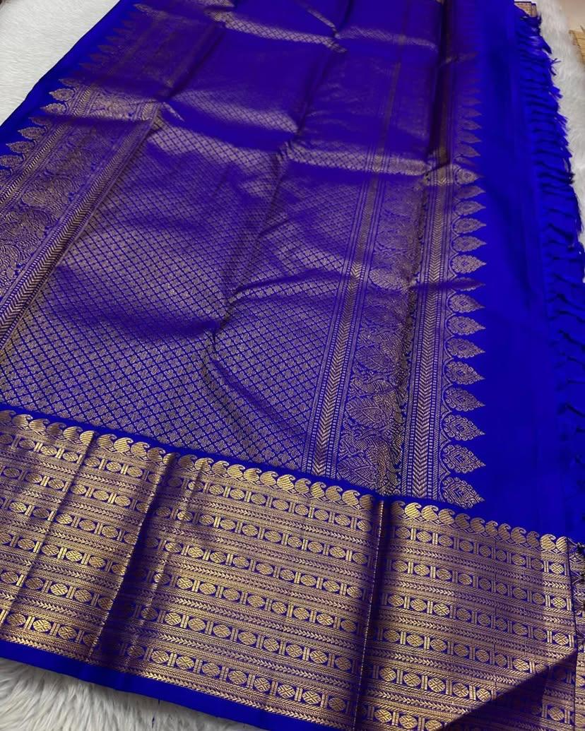 Chatoyant Royal Blue Soft Silk Saree With Embrocation Blouse Piece - Image 3