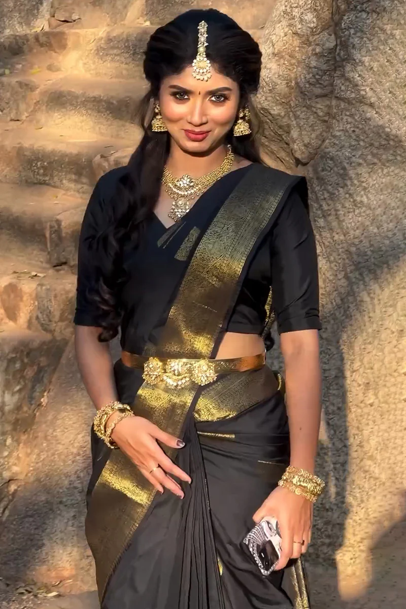 Classic Black Soft Silk Saree With Majesty Blouse Piece - Image 2